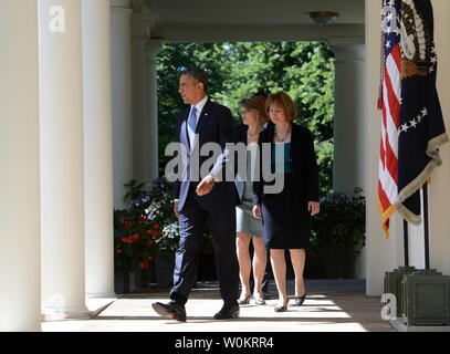 Le président Barack Obama marche avec ses trois candidats à la magistrature de la Cour fédérale d'Appel du District de Columbia à la Roseraie de la Maison Blanche à Washington, DC, le 4 juin 2013. La cour DC est considéré comme le deuxième plus puissant de cour à côté de la Cour suprême. Les nominés sont ÒNinaÓ Cornelia Pillard, Patricia Ann Millett, et le juge Robert Wilkins. UPI/Pat Benic Banque D'Images