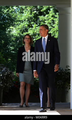 Le président Barack Obama marche avec ses trois candidats à la magistrature de la Cour fédérale d'Appel du District de Columbia à la Roseraie de la Maison Blanche à Washington, DC, le 4 juin 2013. La cour DC est considéré comme le deuxième plus puissant de cour à côté de la Cour suprême. Les nominés sont ÒNinaÓ Cornelia Pillard, Patricia Ann Millett, et le juge Robert Wilkins. UPI/Pat Benic Banque D'Images