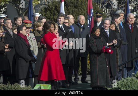 La Première Dame Michelle Obama applaudit avec les États-Unis et de l'anglais les délégations au cours de l'allocution prononcée par le président français François Hollande et le président américain Barack Obama lors de la visite d'État officielle cérémonie d'arrivée sur la pelouse Sud de la Maison Blanche à Washington, DC Le 11 février 2014. UPI/Pat Benic Banque D'Images