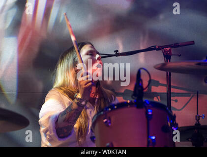 Harrington-Squyres Leesa batteur de Lez Zeppelin un certain nombre de ceintures à la Hamilton vivent dans le centre-ville de Washington, DC, le 7 juin 2015. Le tout-girl band a joué le concert "La chanson reste la même" du légendaire groupe Led Zeppelin. Les membres du groupe sont le guitariste Steph Paynes, chanteur Shannon Conley, guitare basse, et le batteur Thomas Megan elle Harrington-Squyres. Photo de Pat Benic/UPI Banque D'Images