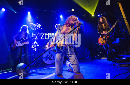 Lez Zeppelin un certain nombre de ceintures à la Hamilton vivent dans le centre-ville de Washington, DC, le 7 juin 2015. Le tout-girl band a joué le concert "La chanson reste la même" du légendaire groupe Led Zeppelin. Les membres du groupe sont le guitariste Steph Paynes, chanteur Shannon Conley, guitare basse, et le batteur Thomas Megan elle Harrington-Squyres. Photo de Pat Benic/UPI Banque D'Images