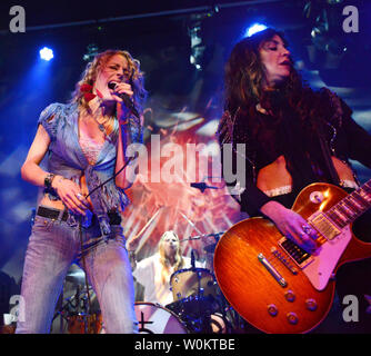 Lez Zeppelin un certain nombre de ceintures à la Hamilton vivent dans le centre-ville de Washington, DC, le 7 juin 2015. Le tout-girl band a joué le concert "La chanson reste la même" du légendaire groupe Led Zeppelin. Les membres du groupe sont le guitariste Steph Paynes, chanteur Shannon Conley, guitare basse, et le batteur Thomas Megan elle Harrington-Squyres. Photo de Pat Benic/UPI Banque D'Images