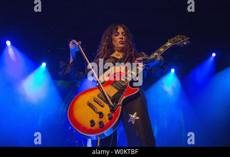 Le lead guitariste Steph Paynes de Lez Zeppelin un certain nombre de ceintures à la Hamilton vivent dans le centre-ville de Washington, DC, le 7 juin 2015. Le tout-girl band a joué le concert "La chanson reste la même" du légendaire groupe Led Zeppelin. Les membres du groupe sont le guitariste Steph Paynes, chanteur Shannon Conley, guitare basse, et le batteur Thomas Megan elle Harrington-Squyres. Photo de Pat Benic/UPI Banque D'Images