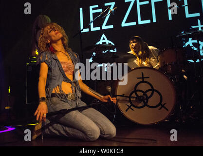 Lez Zeppelin un certain nombre de ceintures à la Hamilton vivent dans le centre-ville de Washington, DC, le 7 juin 2015. Le tout-girl band a joué le concert "La chanson reste la même" du légendaire groupe Led Zeppelin. Les membres du groupe sont le guitariste Steph Paynes, chanteur Shannon Conley, guitare basse, et le batteur Thomas Megan elle Harrington-Squyres. Photo de Pat Benic/UPI Banque D'Images