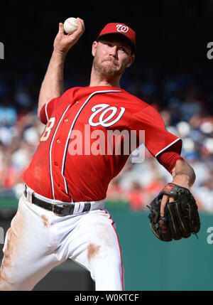 Nationals de Washington starter Doug Fister offre une hauteur en troisième manche du deuxième match contre les Dodgers de Los Angeles au Championnat National Park à Washington, DC Le 18 juillet 2015. Photo de Pat Benic/UPI Banque D'Images