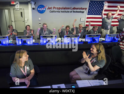 Les scientifiques de l'équipe Juno célébrer après avoir reçu confirmation de la sonde Juno qu'elle avait complété avec succès le moteur de gravure et d'entrée de l'orbite de Jupiter, lundi 4 juillet 2016 au Centre de contrôle de mission du Centre d'opérations de vol spatial au Jet Propulsion Laboratory à Pasadena, en Californie. La mission Juno a lancé le 5 août 2011 et sera en orbite autour de la planète pendant 20 mois. De gauche à droite : M. Jim Green, directeur de la Division des sciences planétaires, NASA ; Scott Bolton, Juno, chercheur principal, Institut de recherche sud-ouest ; Geoff Yoder, Administrateur associé par intérim pour la Science Banque D'Images