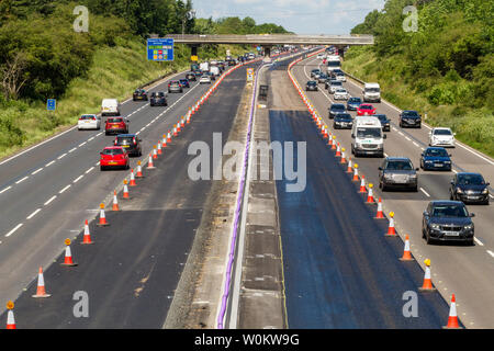 Développement de smart autoroute à la sortie 14 de la M1 avec le câble d'alimentation pourpre long caractéristique sur la centrale de réservation, UK Banque D'Images