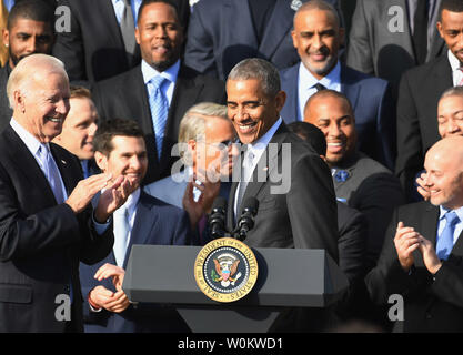 Le président des États-Unis, Barack Obama, sourit comme le vice-président Joe Biden félicite comme il honore la 2016 champions NBA Cleveland Cavaliers sur la pelouse Sud de la Maison Blanche à Washington, DC Le 10 novembre 2016. Photo de Pat Benic/UPI Banque D'Images