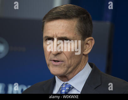 Le Conseiller pour la sécurité nationale, Mike Flynn porte sur les médias au cours de la conférence de presse quotidienne à la Maison Blanche à Washington D.C., le 1 février 2017. Photo par Molly Riley/UPI Banque D'Images