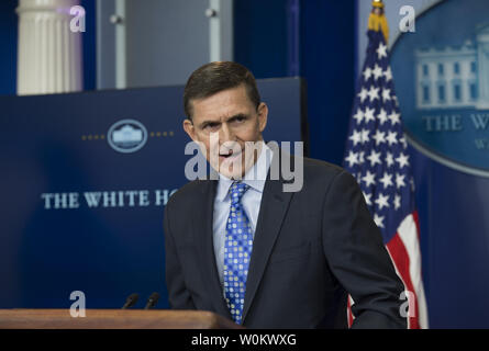 Le Conseiller pour la sécurité nationale, Mike Flynn porte sur les médias au cours de la conférence de presse quotidienne à la Maison Blanche à Washington D.C., le 1 février 2017. Photo par Molly Riley/UPI Banque D'Images