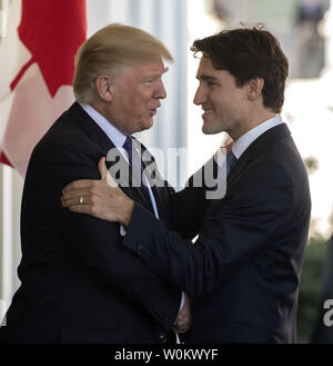 Le Président américain Donald Trump accueille le premier ministre du Canada, Justin Trudeau à l'aile ouest de la Maison Blanche à Washington D.C. le 13 février 2017. Les deux dirigeants auront des réunions et une conférence de presse plus tard dans la journée. Photo de Pat Benic/UPI