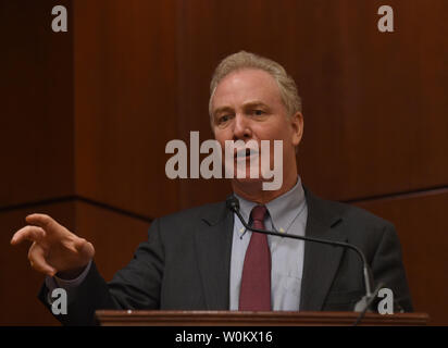 La sénateur Chris Van Hollen, D-MD), prend la parole lors d'un événement organisé par le Comité national pour préserver la sécurité sociale et Medicare (NCPSSM) à la capitale américaine de Washington D.C., le 14 février 2017. Photo par Molly Riley/UPI Banque D'Images