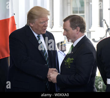 Le Président américain Donald Trump accueille le Premier ministre irlandais Enda Kenny a votre arrivée à l'aile ouest de la Maison Blanche à Washington, DC Le 16 mars 2017. Le leader irlandais est en ville pour une réunion avec Trump et une visite à la colline du Capitole. Photo de Pat Benic/UPI Banque D'Images