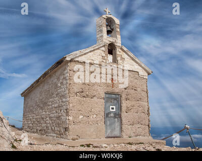 Petite église sur le plus haut sommet de la montagne. Banque D'Images