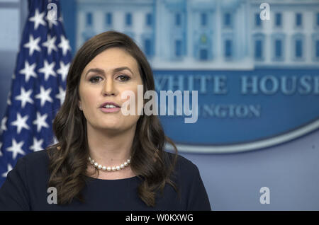 Secrétaire de presse de la Maison Blanche Sarah Huckabee Sanders fait une déclaration au cours d'une réunion d'information dans la salle des conférences de presse Brady à la Maison Blanche à Washington, DC Le 26 juillet 2017. Photo de Pat Benic/UPI Banque D'Images