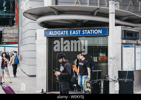 Londres, Royaume-Uni - 22 juin 2019 : Les gens en sortant d'Aldgate East, une station de métro sur Whitechapel High Street dans le quartier de Spitalfields nom Aldgate Banque D'Images