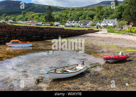 Petit port à Corrie sur l'île d'Arran, Firth of Clyde, en Écosse avec trois petits bateaux au bord de l'eau. Banque D'Images