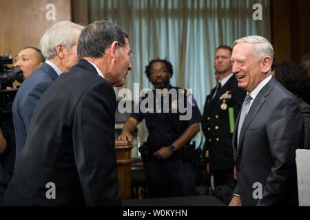 Le Secrétaire de la Défense James Mattis parle avec des sénateurs au cours d'une pause durant une audience du Comité des relations étrangères du Sénat sur "les autorisations d'utilisation de la force militaire : Administration Perspective" sur la colline du Capitole, à Washington, D.C. le 30 octobre 2017. Photo par Erin Schaff/UPI Banque D'Images