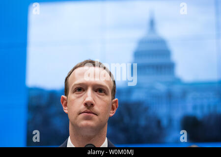 Facebook co-fondateur et PDG Mark Zuckerberg témoigne devant un comité de la Chambre de Commerce et de l'énergie audience sur la transparence et l'utilisation de données de consommation sur Hil Capitole à Washington, DC Le 11 avril 2018. Les marques de l'audition de Zuckerberg deuxième journée de témoignage sur la colline du Capitole après relevations que des millions d'utilisateurs de Facebook avaient leurs renseignements personnels utilisés de manière incorrecte par Oxford Analytica, une firme de consultation lié à la campagne présidentielle de l'Atout. Photo par Erin Schaff/UPI Banque D'Images