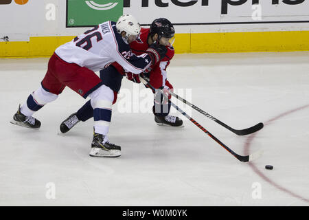 Vestes bleu aile gauche Thomas Vanek (26) et le défenseur Christian Djoos capitales (29) lutte pour une rondelle lâche au cours de la première ronde des séries éliminatoires de la LNH entre les Blue Jackets de Columbus et les Capitals de Washington à Capital One Arena à Washington, D.C. le 21 avril 2018. Photo par Alex Edelman/UPI Banque D'Images
