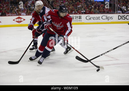 Le défenseur Christian Djoos capitales (29) cherche à effacer le puck alors que chassé par les Blue Jackets aile gauche Matt Calvert (11) au cours de la première ronde des séries éliminatoires de la LNH entre les Blue Jackets de Columbus et les Capitals de Washington à Capital One Arena à Washington, D.C. le 21 avril 2018. Photo par Alex Edelman/UPI Banque D'Images