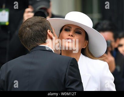 Le président français, Emmanuel Macron première dame des États-Unis accueille Melania Trump lors de cérémonie d'accueil pour la visite d'État à la Maison Blanche le mardi 24 avril 2018. Photo de Pat Benic/UPI Banque D'Images