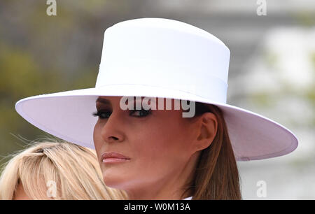 Fist Lady Melania Trump ressemble au cours de la cérémonie d'accueil pour la visite d'Etat français sur la pelouse Sud de la Maison Blanche, le mardi 24 avril 2018. Photo de Pat Benic/UPI Banque D'Images