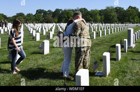 Ses quatre étoiles Le Général Mark Milley hugs Tricia, la veuve d'un soldat des Forces spéciales Michael Yury Tarlavsky qui est mort en 2004 pendant la guerre en Irak, au cimetière national d'Arlington au cours de la 'tradition' dans les drapeaux à Arlington, en Virginie, le 24 mai 2018. Milley est 39e Chef d'état-major de l'armée et le plus haut responsable militaire dans le l'armée. Le 3e Régiment d'infanterie américaine (la vieille garde) a honoré les anciens combattants pour plus de 60 années en plaçant les drapeaux de leurs tombes. Photo de Pat Benic/UPI Banque D'Images