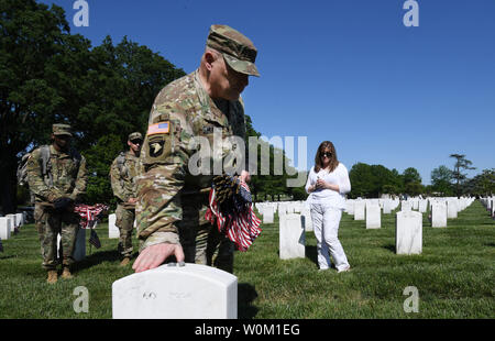 Le général quatre étoiles Mark Milley tape la pierre tombale après avoir raclé un drapeau devant la tombe du soldat des Forces spéciales Michael Yury Tarlavsky, décédé en 2004 pendant la guerre en Irak, au cimetière national d'Arlington pendant la tradition « Flags in » à Arlington, en Virginie, le 24 mai 2018. Milley est le 39e chef d'état-major de l'Armée de terre et le plus haut officier militaire de l'Armée de terre. Le 3e Régiment d'infanterie des États-Unis (la vieille garde) honore les anciens combattants depuis plus de 60 ans en plaçant des drapeaux sur leurs tombes. Photo de Pat Benic/UPI Banque D'Images