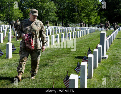 Ses quatre étoiles Le Général Mark Milley lieux drapeaux devant de tombe au cimetière national d'Arlington au cours de la 'tradition' dans les drapeaux à Arlington, en Virginie, le 24 mai 2018. Milley est 39e Chef d'état-major de l'armée et le plus haut responsable militaire dans le l'armée. Le 3e Régiment d'infanterie américaine (la vieille garde) a honoré les anciens combattants pour plus de 60 années en plaçant les drapeaux de leurs tombes. Photo de Pat Benic/UPI Banque D'Images