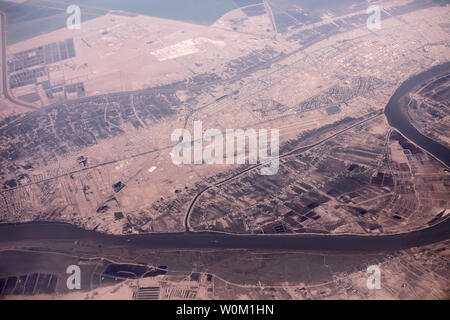 Vue aérienne de l'Iran, l'Iraq frontière le long du Chatt al-Arab, fleuve avec l'Aéroport International d'Abadan au centre. Banque D'Images