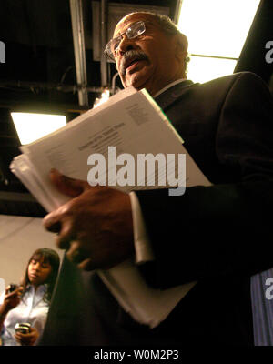 Rempl. John Conyers Jr. (D-WI) sort d'une conférence de presse à la Chambre Radio/TV Galerie concernant l'abus de prisonnier irakien et les documents publiés par la Maison Blanche sur l'Abu-Grahib prison le 23 juin 2004 à Washington D.C. Il tient les documents publiés par la Maison Blanche. (UPI Photo/Greg Whitesell) Banque D'Images