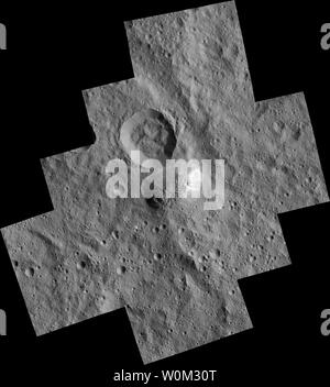 La montagne mystérieuse Ahuna Mons est vu dans cette mosaïque d'images de la NASA's Dawn satellite. Dawn a pris ces images à partir de son orbite de cartographie à basse altitude en décembre 2015. La résolution des images de composition est de 120 pieds (35 mètres par pixel. Sur son côté le plus raide, cette montagne est à environ 3 milles (5 kilomètres) de haut, avec un diamètre d'environ 12 milles (20 kilomètres). Le 6 mars 2015, l'aube de la NASA laisse glisser tout doucement l'engin spatial en orbite autour de Cérès, le plus grand plan dans la ceinture d'astéroïdes entre Mars et Jupiter. UPI Banque D'Images