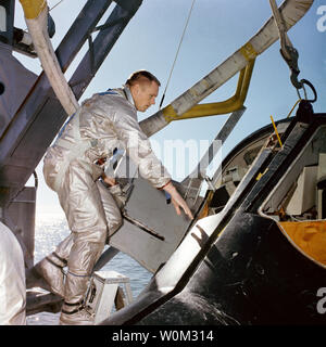 La NASA L'astronaute Neil Armstrong, premier équipage pilote de commande sur Gemini 8, monte dans une maquette à l'échelle du vaisseau lors de l'évacuation de l'eau formation sur le golfe du Mexique en Janvier 15, 1966. 16 mars 2016 marque le 50e anniversaire de la NASA mission Gemini 8, le sixième vol habité réalisée au cours de l'United States' Project programme Gemini. L'objectif principal de la mission, le succès de l'amarrage de deux vaisseaux spatiaux en orbite, une première dans les vols spatiaux, a été un succès si l'équipage subirait une critique dans l'espace de défaillance du système, les forçant à abandonner la mission prématurément. Banque D'Images