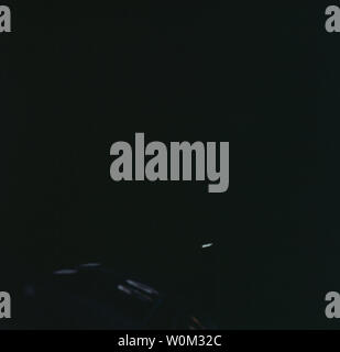 L'Agena d' Cible véhicule vu de l'engin spatial de Gemini 8 lors de nos rencontres dans l'espace le 16 mars 1966. L'Agena est d'environ 1 000 pieds du nez de l'engin spatial (en bas à gauche). Pour l'équipage de la mission Gemini 8 astronautes étaient Neil Armstrong, pilote de commande, et David Scott, pilote. 16 mars 2016 marque le 50e anniversaire de la NASA mission Gemini 8, le sixième vol habité réalisée au cours de l'United States' Project programme Gemini. L'objectif principal de la mission, le succès de l'amarrage de deux vaisseaux spatiaux en orbite, une première dans les vols spatiaux, a été un succès si t Banque D'Images