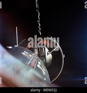 Vue plus rapprochée de l'Agena d' Cible véhicule vu de l'engin spatial de Gemini 8 durant les manoeuvres d'accostage dans l'espace les 16 et 17 mars 1966. L'adaptateur de l'Gemini Agena est d'environ deux pieds de nez de l'engin spatial (en bas à gauche). Pour l'équipage de la mission Gemini 8 astronautes étaient Neil Armstrong, pilote de commande, et David Scott, pilote. 16 mars 2016 marque le 50e anniversaire de la NASA mission Gemini 8, le sixième vol habité réalisée au cours de l'United States' Project programme Gemini. L'objectif principal de la mission, le succès de l'amarrage de deux vaisseaux spatiaux en orbite, un firs Banque D'Images