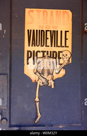 Squelette sans tête affiche sur la porte de la seance Theatre sur Brewery Ave en Bisbee, AZ Banque D'Images