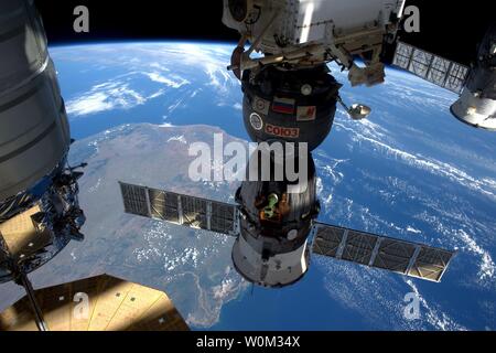 L'ingénieur de vol de l'expédition 47 Tim Peake de l'Agence spatiale européenne (ESA) a pris cette photo le 6 avril 2016, comme la Station spatiale internationale a volé au-dessus de Madagascar, montrant trois des cinq s'est amarré à la station. L'équipage attend le lancement du troisième véhicule de ravitaillement en trois semaines : un SpaceX Dragon vaisseaux cargo, portant le total à six sur l'engin spatial. NASA/UPI Banque D'Images