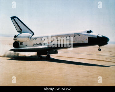 Les roues arrière de l'orbiteur de la navette spatiale Columbia se pose sur Rogers dry lake à Edwards Air Force Base, la NASA's Armstrong (Centre de recherche de vol Dryden ensuite), en Californie, le 14 avril 1981, à mener à bien un séjour dans l'espace de plus de deux jours. Les astronautes John W. Young, commandant de STS-1, et Robert L. Chippen, pilote étaient à bord du véhicule. NASA/UPI Banque D'Images