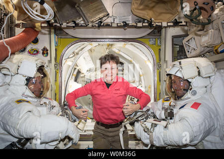 L'astronaute de la NASA Peggy Whitson (milieu) pose avec le commandant de l'Expédition 50 Shane Kimbrough de la NASA (à gauche) et Thomas Pesquet ingénieur de vol de l'ESA (Agence Spatiale Européenne) (droite) avant leur sortie dans le 24 mars 2017. Le lundi 24 avril 2017, l'astronaute américaine Peggy Whitson a battu le record de 534 jours par Jeff Williams pour le temps total passé dans l'espace par un Américain. Whitson est également la première femme à commander la Station spatiale internationale (ISS) deux fois plus de tenir le record du plus grand nombre de sorties dans l'espace menées par une femme astronaute. NASA/UPI Banque D'Images