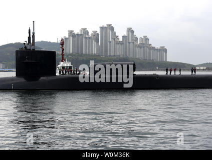 L'Ohio-classe de sous-marins lance-missiles USS Michigan (SSGN 727) arrive à Busan, Corée du Sud, le 24 avril 2017, pour une visite du port tout en effectuaient une patrouille de routine dans le Pacifique occidental. Le Michigan est le deuxième sous-marin de la classe Ohio de missiles balistiques et de sous-marins lance-missiles américains, et le troisième navire à porter le nom. Le Michigan est porté à domicile à Bremerton, dans l'est transmis et déployés à partir de Guam. Photo par MC2 Ralliford Jermaine/U.S. Navy/UPI Banque D'Images