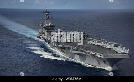 La classe Nimitz porte-avions USS Carl Vinson (CVN 70) transits la mer des Philippines au cours d'un exercice bilatéral avec le Japon d'autodéfense maritime le 23 avril 2017. Le groupe aéronaval du Carl Vinson fonctionne dans le cadre de 7e Flotte des États-Unis, mais reste déployée en vertu de la 3e Flotte de l'avant le concept d'exploitation, qui offre des options supplémentaires pour le commandant de la Flotte du Pacifique et s'appuie sur les capacités des deux 3e et 7e flottes. Photo par MC2 Z.A. Landers/U.S. Navy/UPI Banque D'Images