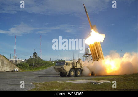 La première de deux High Altitude Area Defense (THAAD) est d'intercepteurs lancée lors d'une interception réussie test sur 10 Mars, 2013. Les forces américaines en Corée a poursuivi ses progrès dans l'exécution de la République de Corée - Alliance des États-Unis décision d'installer un terminal High Altitude Area Defense (THAAD) dans la péninsule de Corée que les premiers éléments de l'THAAD est arrivé en Corée du Sud le 6 mars 2017. Photo par Ralph Scott/DoD/UPI Banque D'Images