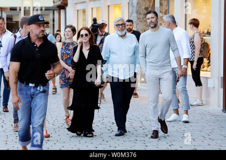 Carlsbad, République tchèque. 27 Juin, 2019. Julianne Moore, son mari Bart Freundlich et directeur du festival, Jiri Bartoska sur un tour de ville à la 54e Festival International du Film de Karlovy Vary 2019 Le 27 juin, 2019 à Carlsbad, en République tchèque. Credit : Geisler-Fotopress GmbH/Alamy Live News Banque D'Images