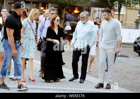 Carlsbad, République tchèque. 27 Juin, 2019. Julianne Moore, son mari Bart Freundlich et directeur du festival, Jiri Bartoska sur un tour de ville à la 54e Festival International du Film de Karlovy Vary 2019 Le 27 juin, 2019 à Carlsbad, en République tchèque. Credit : Geisler-Fotopress GmbH/Alamy Live News Banque D'Images