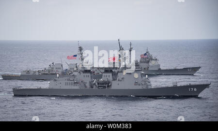 Le Japon d'autodéfense maritime destroyer JS Ashigara (DDG 178), premier plan, la classe Arleigh Burke destroyer lance-missiles USS Wayne E. Meyer (DDG 108) et de la classe Ticonderoga croiseur lance-missiles USS Lake Champlain (CG 57) transit la mer des Philippines le 28 avril 2017. La Marine américaine a patrouillé les Indo-Asia-Pacifique couramment pour plus de 70 ans la promotion de la paix et la sécurité régionales. Photo par MC2 Z.A. Landers/U.S. Navy/UPI Banque D'Images