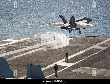 Un F/A-18E Super Hornet de la Crécerelle d' Escadron de chasse de grève (VFA) 137 lance le 2 mai 2017, à partir de la classe Nimitz porte-avions USS Carl Vinson (CVN 70) pendant les opérations de vol dans l'ouest de l'océan Pacifique. La Marine américaine a patrouillé les Indo-Asia-Pacifique couramment pour plus de 70 ans la promotion de la paix et la sécurité régionales. Photo par MC3 Matthieu Granito/U.S. Navy/UPI Banque D'Images