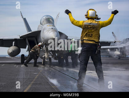 Conduite des opérations de vol de marins le 2 mai 2017, à bord du porte-avions de classe Nimitz USS Carl Vinson (CVN 70) dans l'ouest de l'océan Pacifique. La Marine américaine a patrouillé les Indo-Asia-Pacifique couramment pour plus de 70 ans la promotion de la paix et la sécurité régionales. Photo par MC2 Sean M. Castellano/U.S. Navy/UPI Banque D'Images