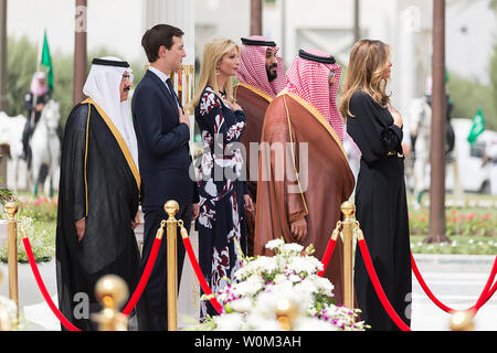 Première Dame Melania, rejoint par Maison Blanche Haut Conseiller Jared Kushner et adjoint au président Ivanka Trump, participer à la cérémonie d'arrivée, le 20 mai 2017, à la Cour Royale Palace à Riyadh, Arabie saoudite. White House Photo par Shealah Craighead/UPI Banque D'Images