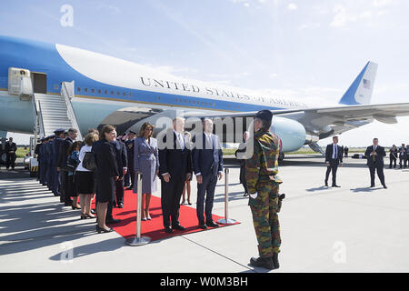 Le président Donald Trump et la première dame Melania Trump sont accueillis par la Belgique Premier Ministre Charles Michel, et sa femme, Amélie Derbaudrenghien, à leur arrivée à l'Aéroport International de Bruxelles à Bruxelles, Belgique, le 24 mai 2017. White House Photo par Shealah Craighead/UPI Banque D'Images